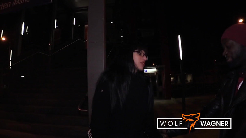 Wolf Wagner Com: Zeyna är en kuksugen emo-tjej och blir dogged utomhus!