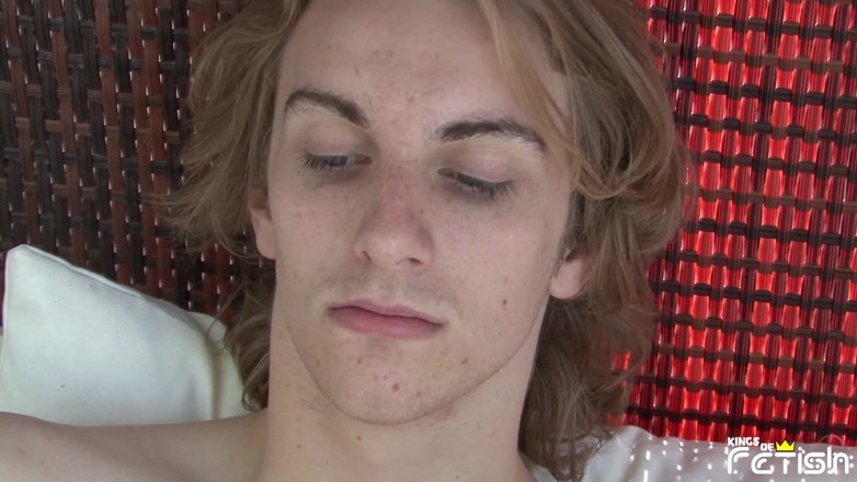 Gay Diaries: Tizio tatuato succhia il grosso cazzo del suo amico arrapato...