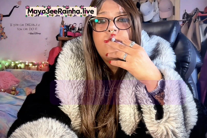 Goddess Maya3ee Rainha: Chainsmoking Queen in Fur BBW MILF Green Eyes, Red Nails,...