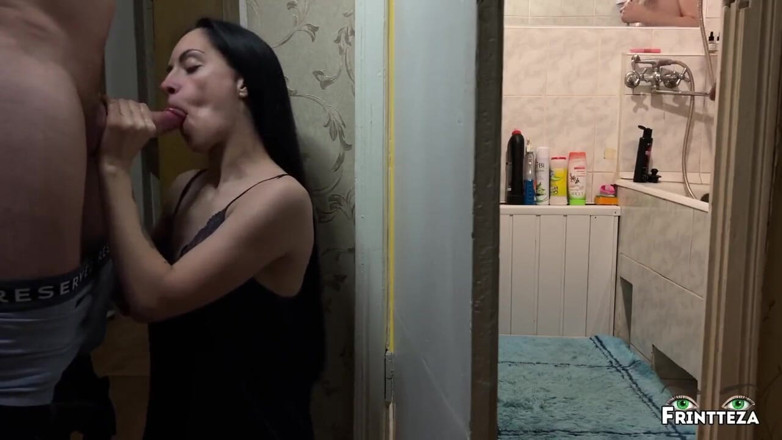 Frintteza: เพื่อนบ้านเย็ดปากฉันตอนสามีกำลังอาบน้ำ