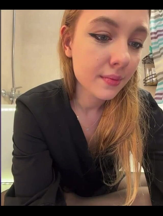 JuiceLussie: Cewek sange ini lagi asik fingering pantat bahenolnya pakai stoking...