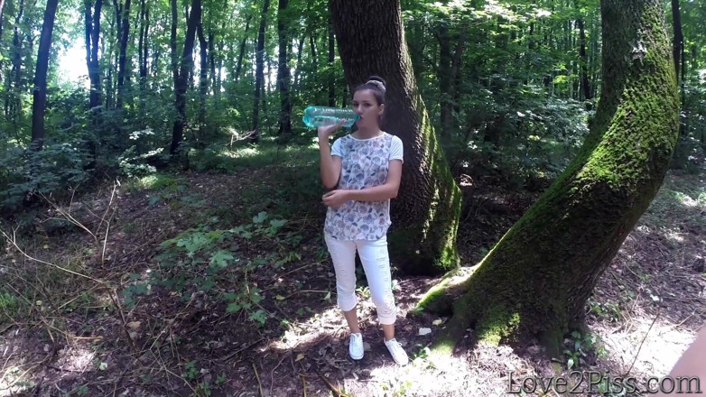 Love 2 Piss: Kencing di dalam hutan