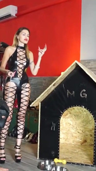 Nữ hoàng da femdom thống trị nô lệ khỏa thân trong giày cao gót