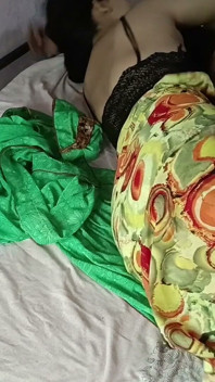Desi indischer Schwager fütterte seiner schwägerin eine Banane, hatte sex mit ihr und leckte ihre muschi. Hindi-video
