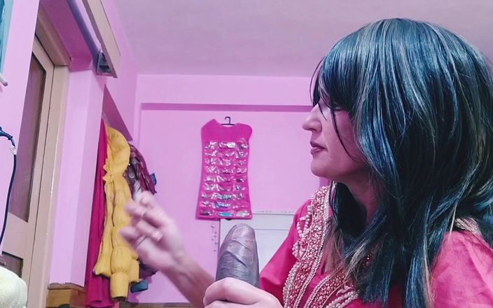 Bolly Karma: O mamă sexy drăguță atinge pula și se joacă în timp ce...