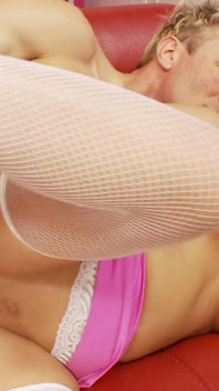 Une blonde excitée gémit pendant que un beau mec bien dur la baise par derrière