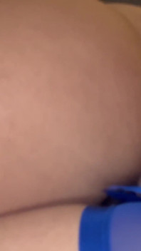 Milfy blondine & brünette spielen mit einem Strap-on
