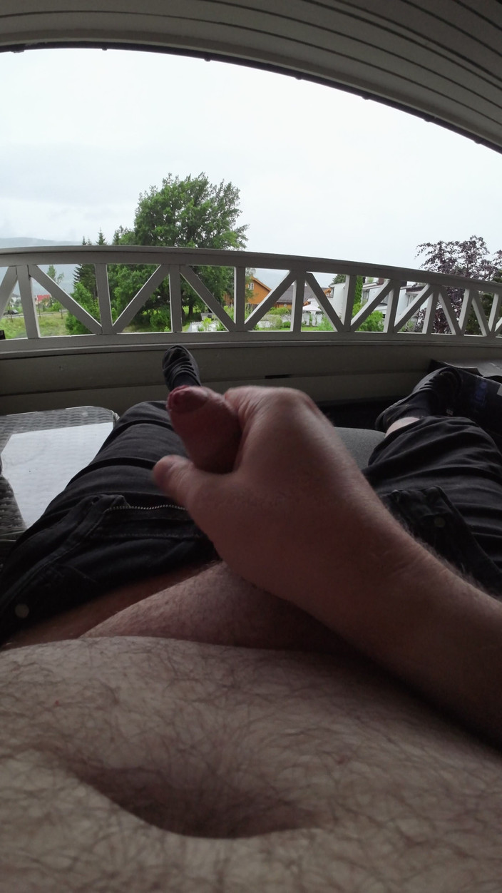 Stiansr: Masturbuje venku na verandě