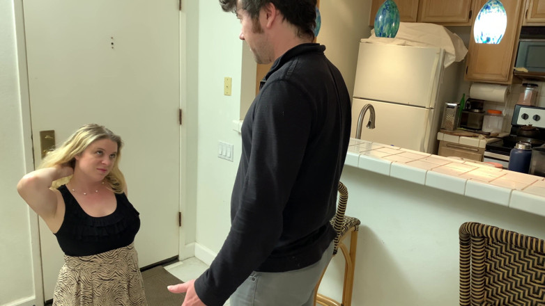 Erin Electra: Madrasta ajuda enteado a ficar em casa em quarentena