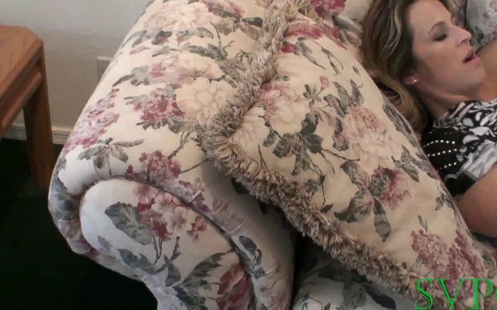 Hot lesbian Stepmothers & stepdaughters: Mẹ kế già phát hiện ra cô ấy đã trò chuyện với...