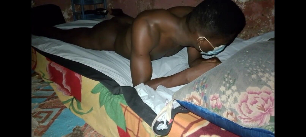 Masturbator emmy: 침대를 따먹는 아프리카 흑인 남자