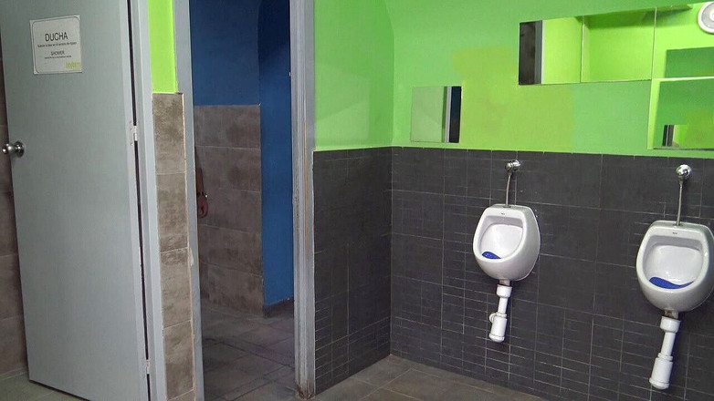 INTERRACIAL BAREBACK SEX: Cadela fodida em bar por latino em linha reta em...