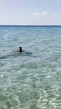 Monika Fox bơi trong biển Caribê và tạo dáng khỏa thân trên rạn san hô