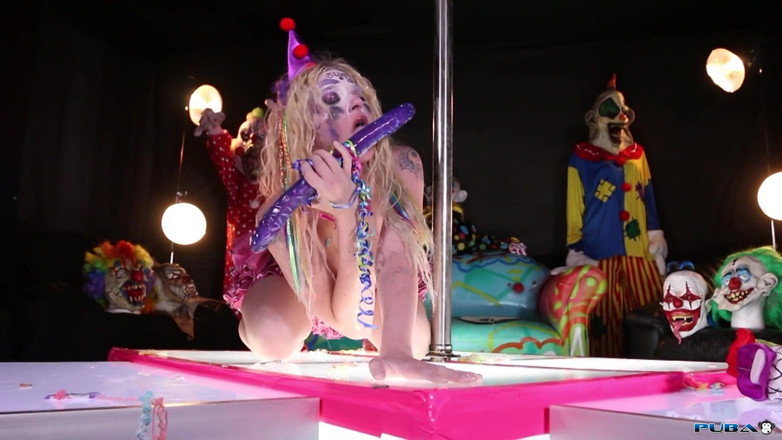 Leya Falcon: Palhaço stripper brincando com sua buceta