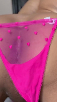 La calda sexy trans nera provocante con un perizoma di pizzo rosa