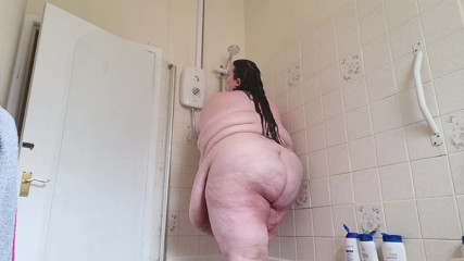 SSBBWLadyBrads: Mandi bergoyang-bergoyang dan membasuh