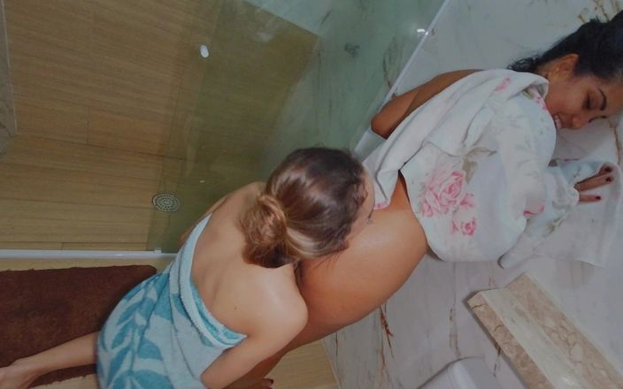 Nicoly Mattos: Lesbian basah: priscila &amp; nicoly lagi asik ngentot memek 69