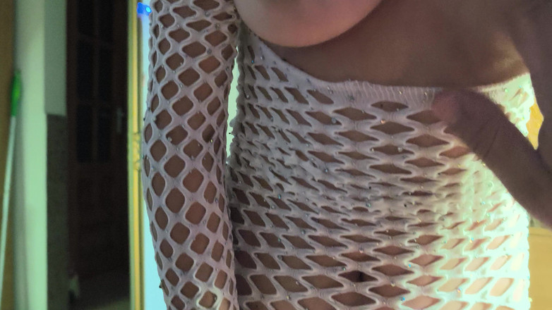 Blondasexy00: मैं अपने सौतेले भाई के विशाल लंड के खिलाफ परफेक्ट चूत रगड़ता हूं और उसे उत्तेजक नृत्य करता हूं