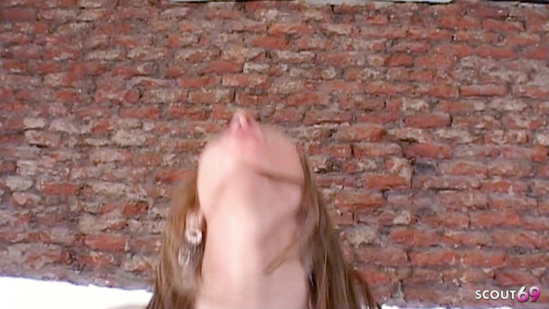 Shemale TS Collection: Blonďatá hubená teen tranny doggy anální šukání