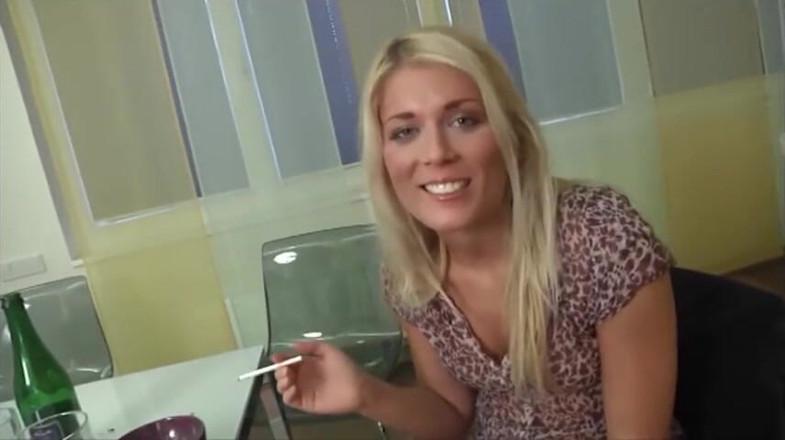 Muschi movie official: Pizdă blondă sexy futută de pulă și sex în trei în rochie din...