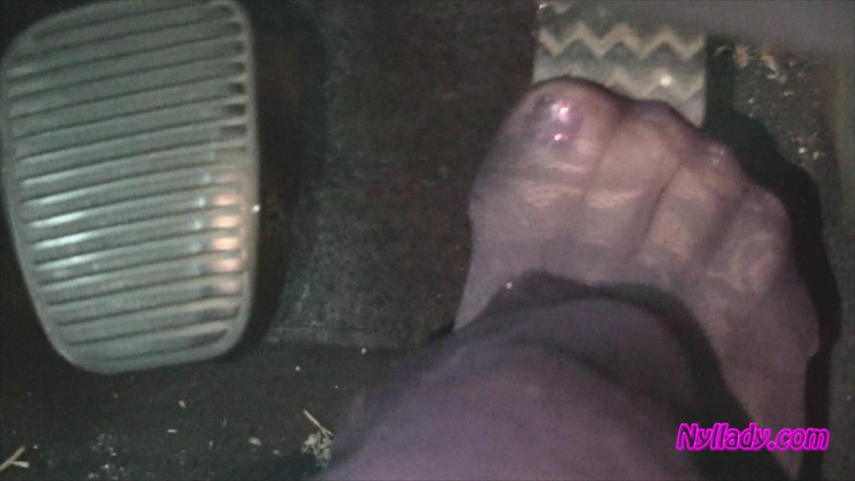 Nyllady: Footjob Nyllady's do zmiany biegów i koło w wzorzystych rajstopach