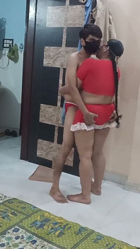 Vestido vermelho, eu desi menina ka duro de quatro fodendo