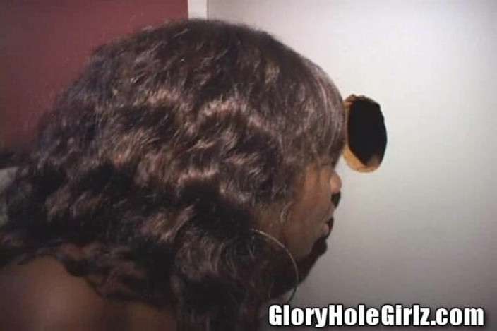 Glory Hole Girlz: Schöne möpse, zahnspange, schwarze schlampe lutscht schwänze, bespritzte gloryhole-hure, stripperin
