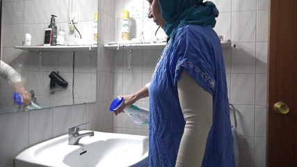 Souzan Halabi: Suriyeli mülteci temizlikçi hizmetçi Alman patronun vajinasına boşalmasına izin veriyor