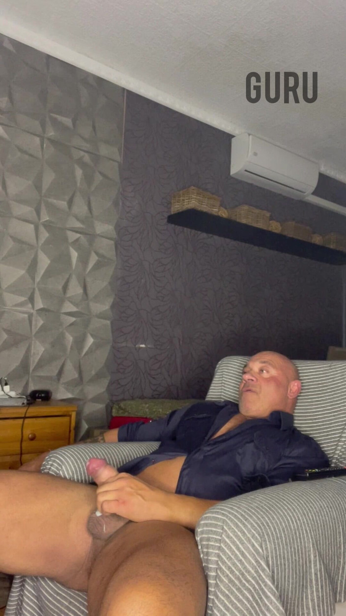 Mr. Guru: Punheta solo em casa, eu gosto dessa camisa