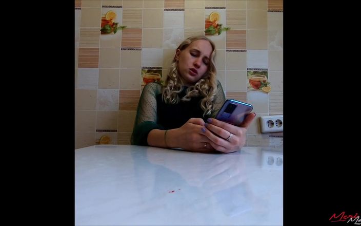 Meri-Mouse: Gadis ini lagi asik muasin harry potter sambil duduk di...