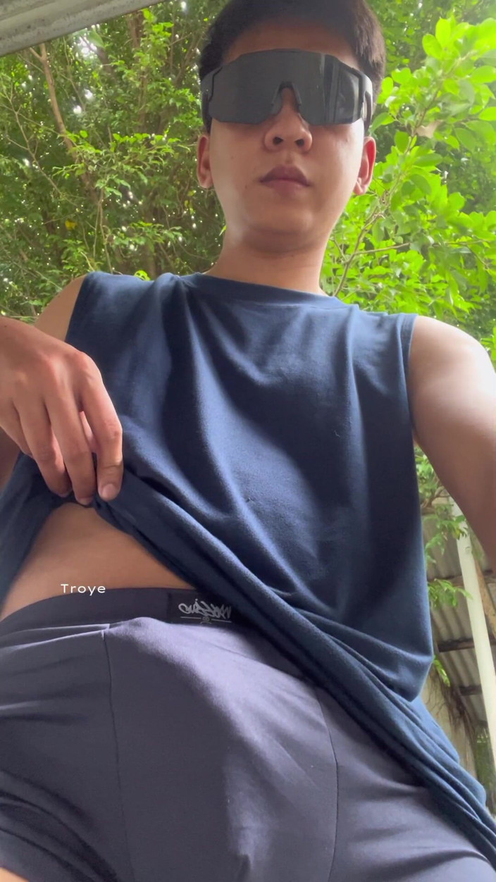 Troye_AsianPinoy: Chico desnudo en masturbación al aire libre
