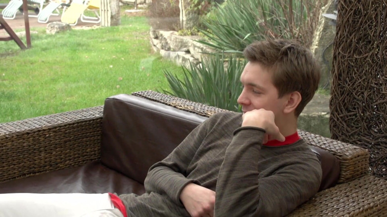 Erotic Planet X: 它第一次遇到朋友 - 肛交不是硬操她