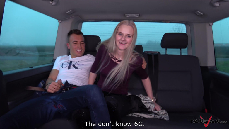 Take Van: Blondine verpasst den zug &nimmt hilfe von fremden im van an,...
