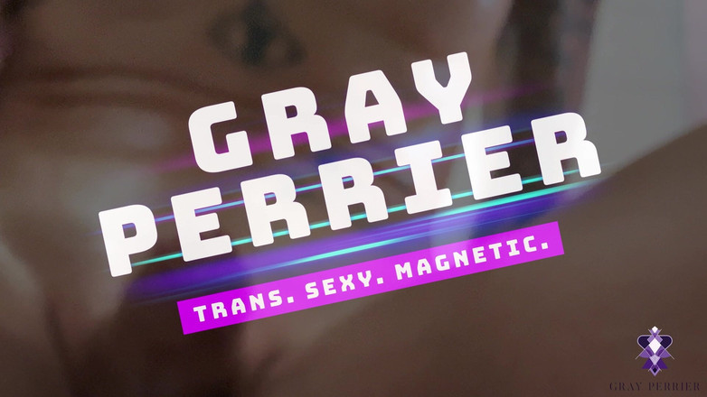 Gray Perrier: Une géante caresse ses pieds huilé, ses seins et son...