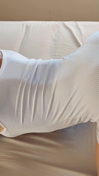 Twerk dans une robe blanche