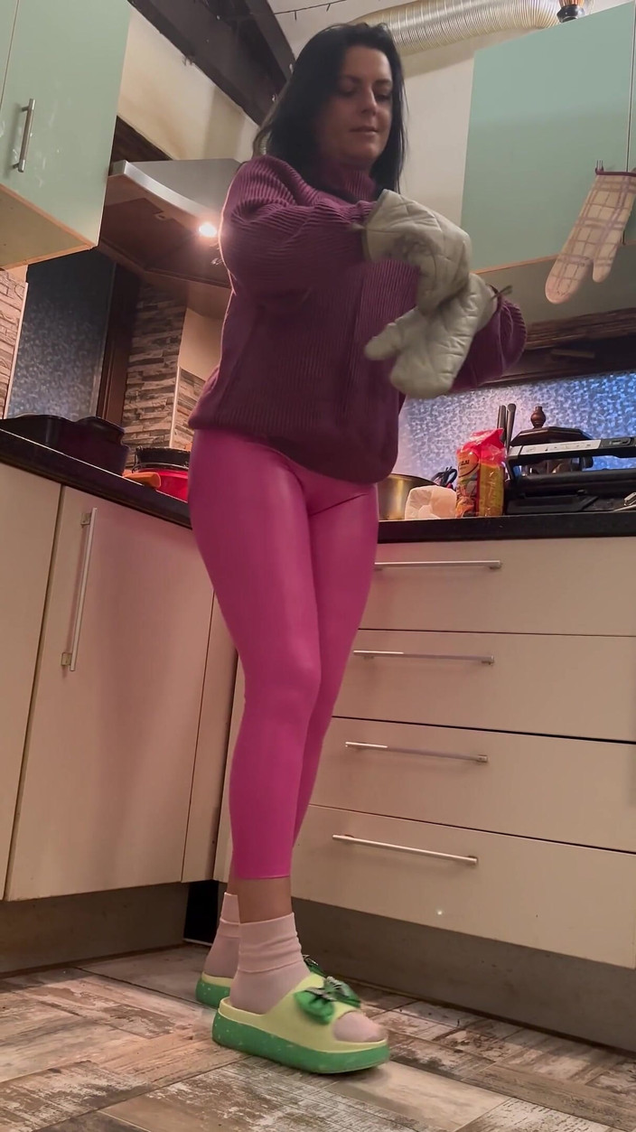 MilfyCalla: Legging en cuir rose et cameltoe taquine dans la cuisine