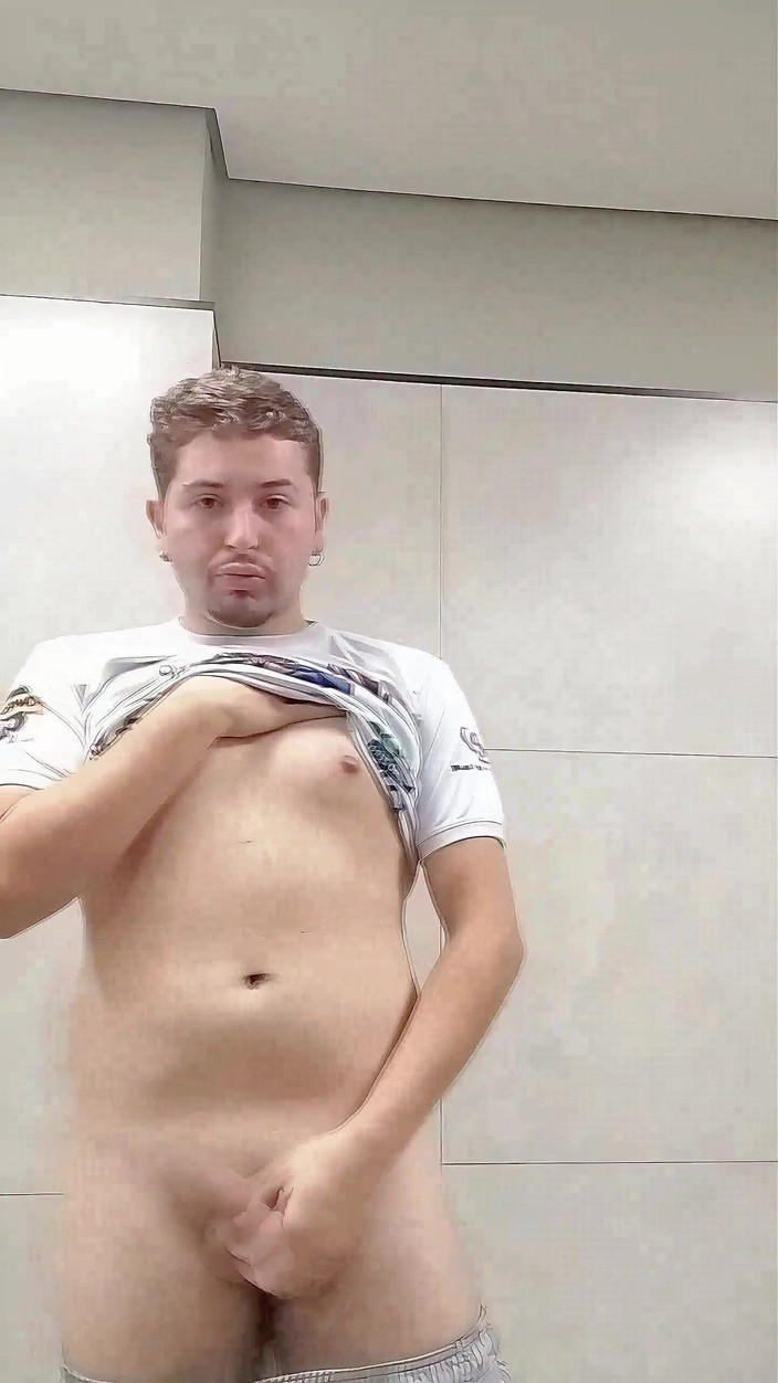 Marcosninfo: Casi Me Pilla El Vigilante Presumiendo En El Baño Público