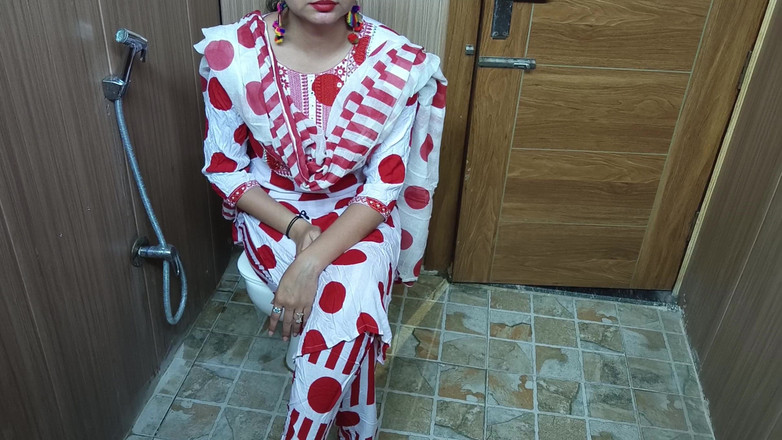 Saarabhabhi6: ヒンディー語のティーンの継息子は、服を着替える継母の後ろに忍び込み、彼女はヒンディー語のオーディオでこれが好きです