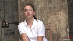 Sarah Blake está de volta como uma líder de torcida sexy no lugar certo na hora errada.