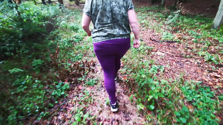 Bouncy Tits Action: Nakna bröst i skogen måste straffas