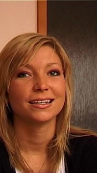 Com tesão loira milf sorri sedutoramente pronta para diversão imunda
