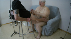 Zona901: 岳母做油鸡巴撸管直到我射精