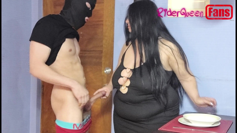 Riderqueen: 팬 비디오 가면을 쓴 젊은 남자가 식당에서 나를 따먹어