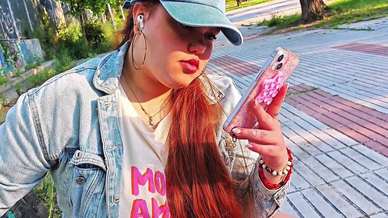 Latincurvyredhead: Soția fratelui meu vitreg mă roagă să o ajut să...