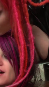 Emo niewolnik dostaje dawkę orgazmów