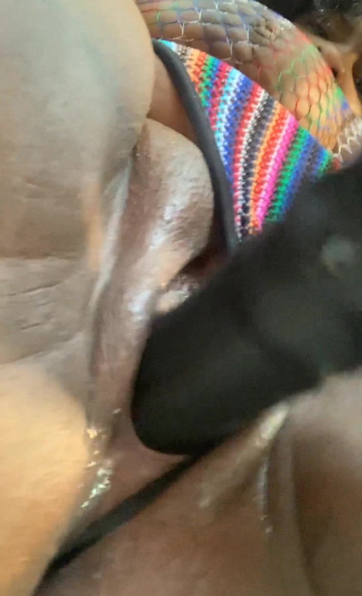 Super sexy ebony cuties: Yakın çekim canavar dildoyla amımı sikiyor fışkırtıyor