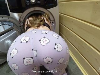 Anny Walker: Gagică sexy blocată în mașina de spălat și futută - Anny Walker