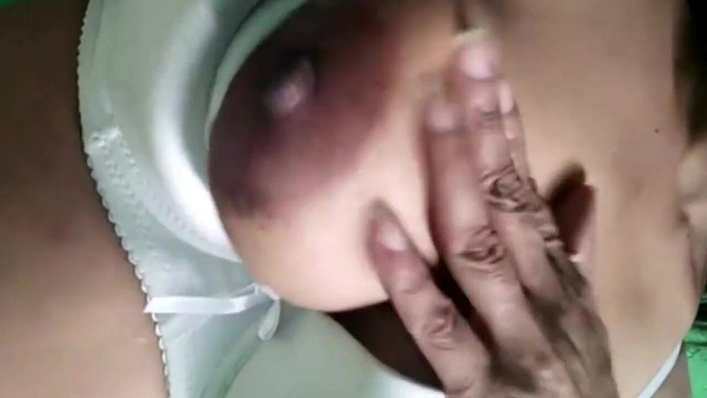 Miya White: Istri seksi India pamer dan masturbasi di malam hari