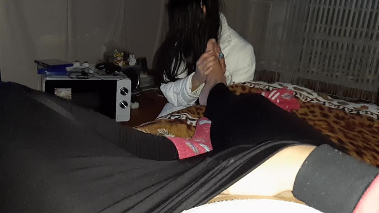 Lesbian-candys: Пока моя подруга смотрит фильм и делает массаж моим ногам, я мастурбирует - лесбиянки Candys