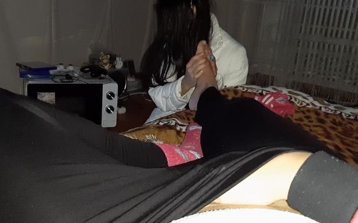 Lesbian-candys: Enquanto minha namorada assiste um filme e massageia minhas pernas,...